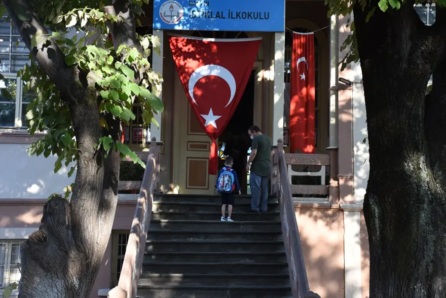 Yüz yüze eğitim anasınıfı ve ilkokul 1'inci sınıflarda başladı 15