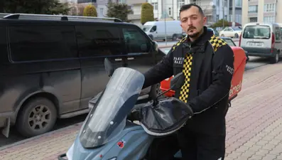 Boğazına şeker kaçan çocuğu kurtaran motokurye: “İnsanlık görevimi yaptım”