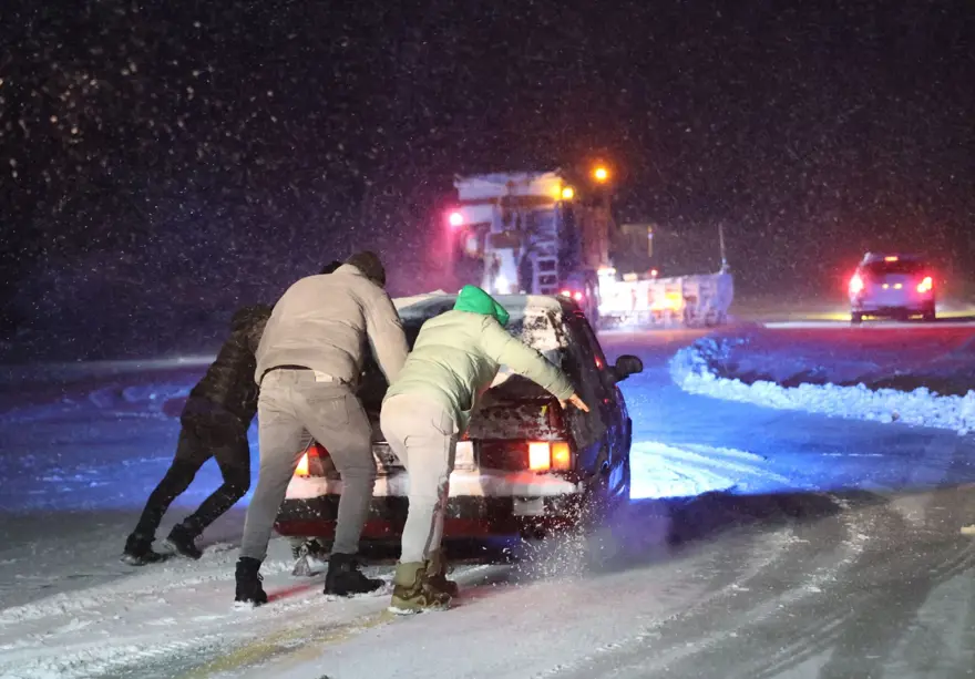 Kırklareli'nde kar yağışı etkisini arttırdı: Sınır kapısında ulaşım durma noktasında 2