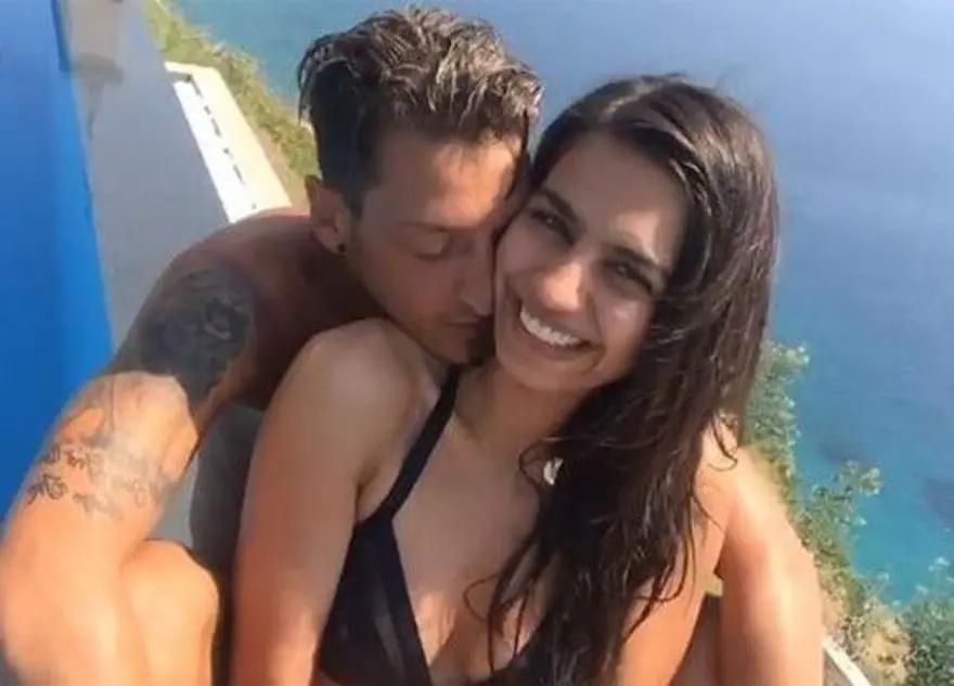 Mesut Özil'den Amine Gülşe'ye özel parti Mesut Özil'den Amine Gülşe'ye özel parti