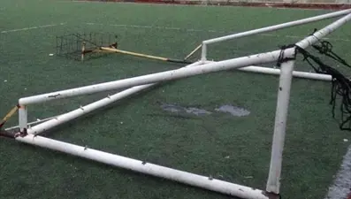 Üzerine kale direği düşen minik futbolcu yaşam savaşı veriyor