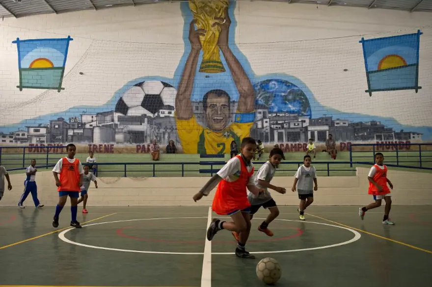 Efsane futbolcudan çocuklara destek 3