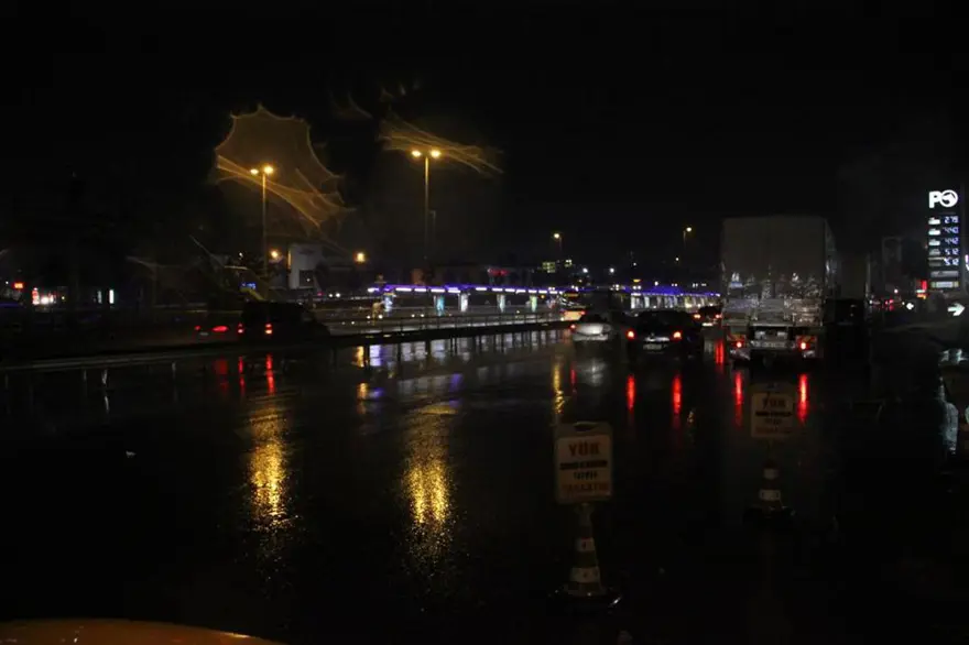 İstanbul'da şimşekli gece 8