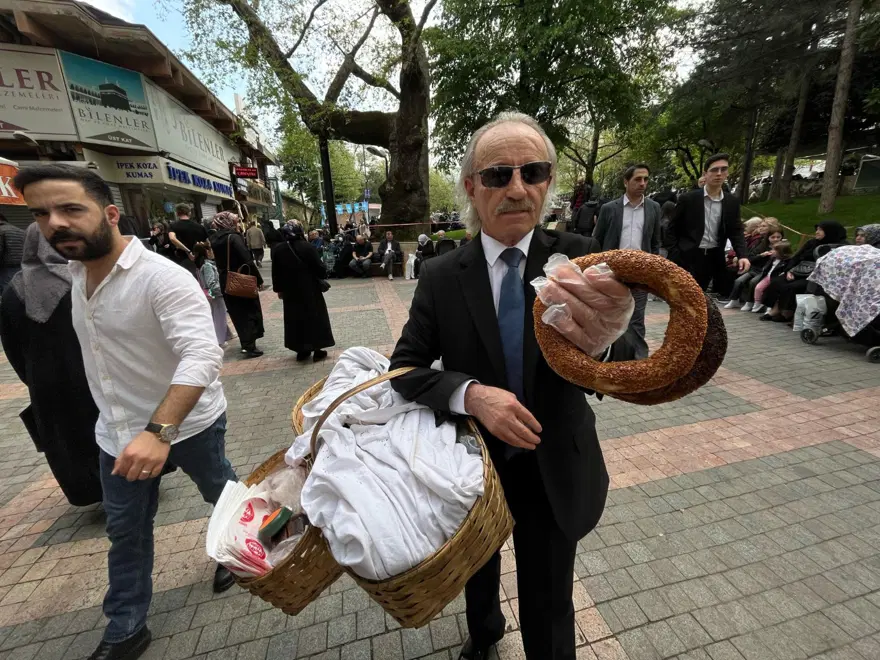Herkes onu "Kravatlı simitçi" olarak tanıyor: Takım elbisesi ve boyalı ayakkabıları dikkat çekiyor 1