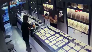 Alarmı duyunca kaçtı: Oyuncak tabancalı soygun girişimi kamerada