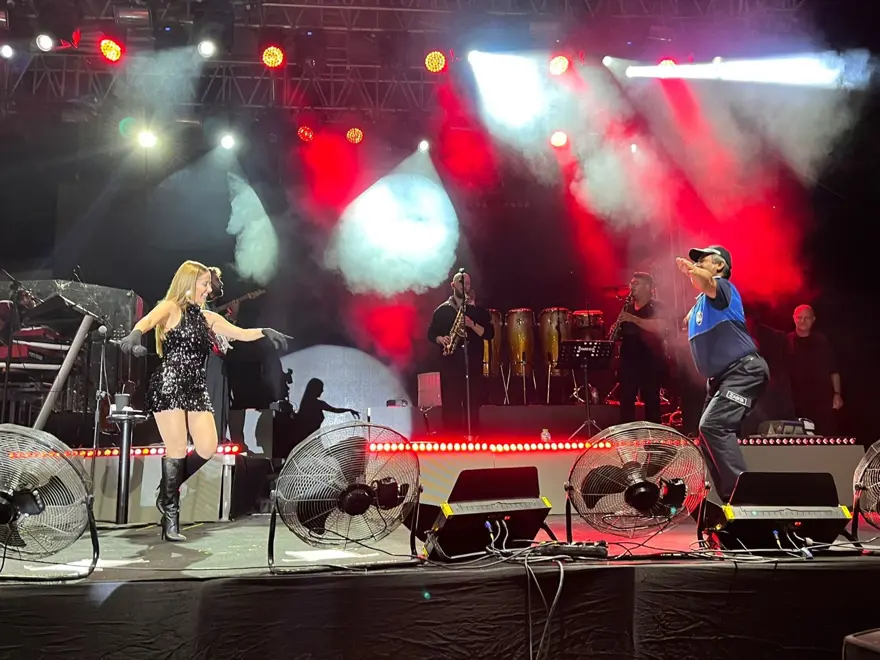 Derya Uluğ'un sahnesinde zabıtadan dans şovu 1