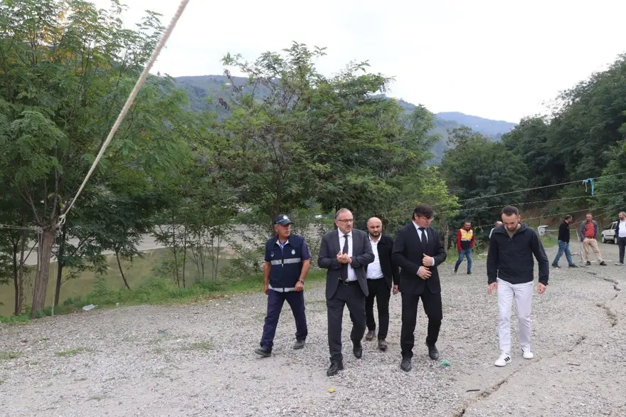 Barajdaki su seviyesi düştü: Kıyıda çatlaklar oluştu 1 Barajdaki su seviyesi düştü: Kıyıda çatlaklar oluştu 1