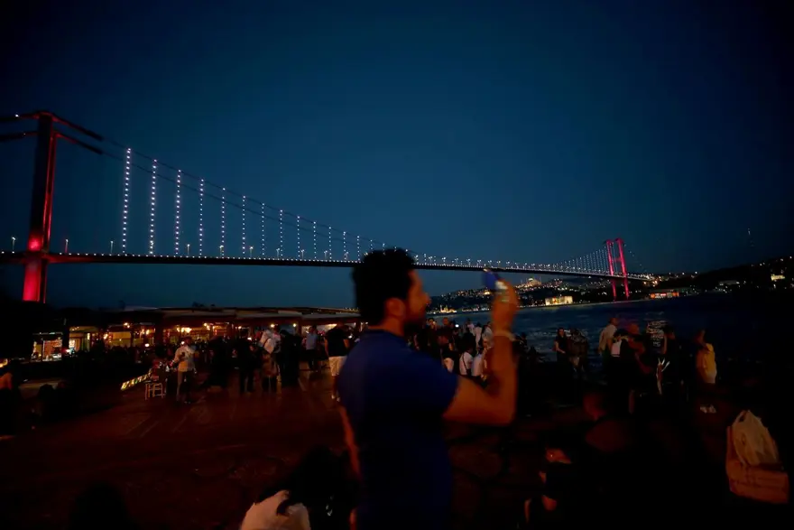 İstanbul'un tarihi simgeleri Milli Takım'a destek için Kırmızı-Beyaza büründü 10