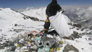 Everest Dağı dünyanın en yüksek çöplüğüne dönüşüyor
