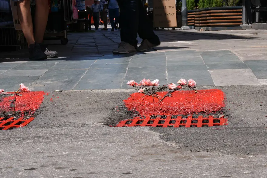 Elektrik faciasının yaşandığı sokakta protesto: Mazgalları kırmızıya boyadılar 2