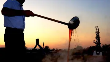 Kazanda kaynatılıp paylaşılıyor: Bereket getirdiğine inanılıyor