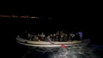 Sürüklenen lastik bottaki 33 göçmen kurtarıldı