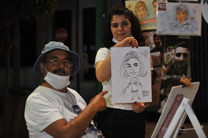 50 yıldır aynı parkta resim çiziyor 6 50 yıldır aynı parkta resim çiziyor 6