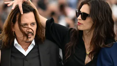 Gazetecinin yüzüne tükürdü! Johnny Depp'li filmin yönetmeni Maiwenn'e para cezası