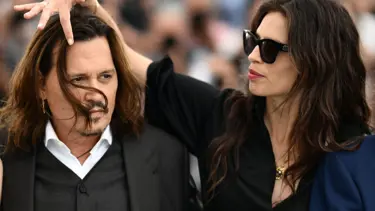 Gazetecinin yüzüne tükürdü! Johnny Depp'li filmin yönetmeni Maiwenn'e para cezası