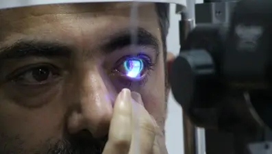 Gözüne Japon yapıştırıcısı sıçrayan adam kabusu yaşadı