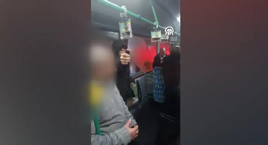 Pes artık dedirten anlar: Otobüste biber gazı sıktı