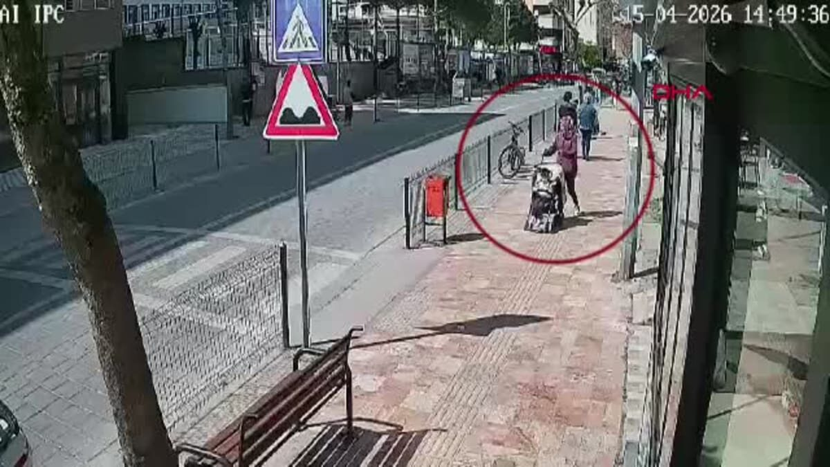 Yaya geçidinde motosiklet dehşeti! Anne ve bebeği yere yığıldı