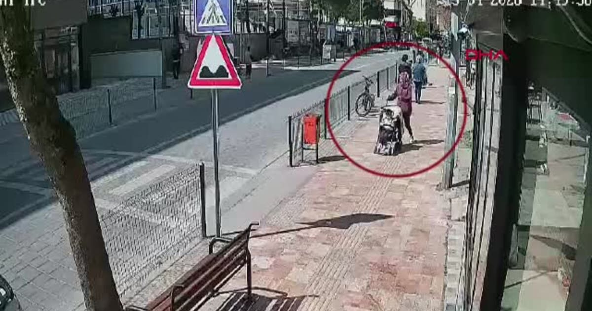 Yaya geçidinde motosiklet dehşeti! Anne ve bebeği yere yığıldı