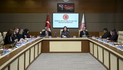Meclis'e "Kadınlar da askere alınsın" başvurusuTBMM Dilekçe Komisyonu'na yapılan başvurular arasında bedelli askerlik ücretinin taksitlendirilmesi, 20 yaşına gelen kadınlara zorunlu askerlik görevi getirilmesi, heykel yapılmasının yasaklanmasına ilişkin talepler dikkat çekti.