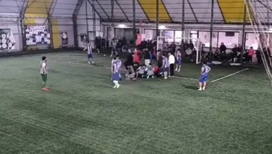 Halı sahada korku dolu anlar. Hakem müdahalesi kurtardı