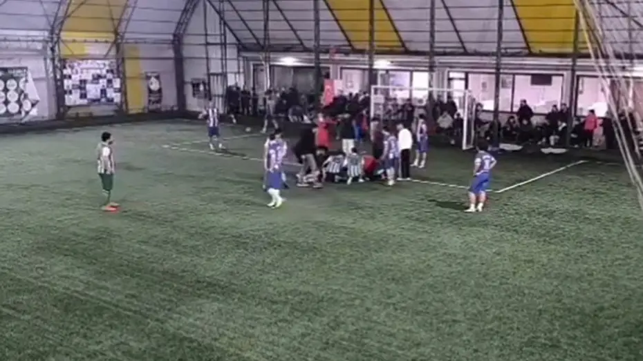 Halı sahada korku dolu anlar. Hakem müdahalesi kurtardı