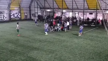 Halı sahada korku dolu anlar. Dili boğazına kaçtı, hakem kurtardı