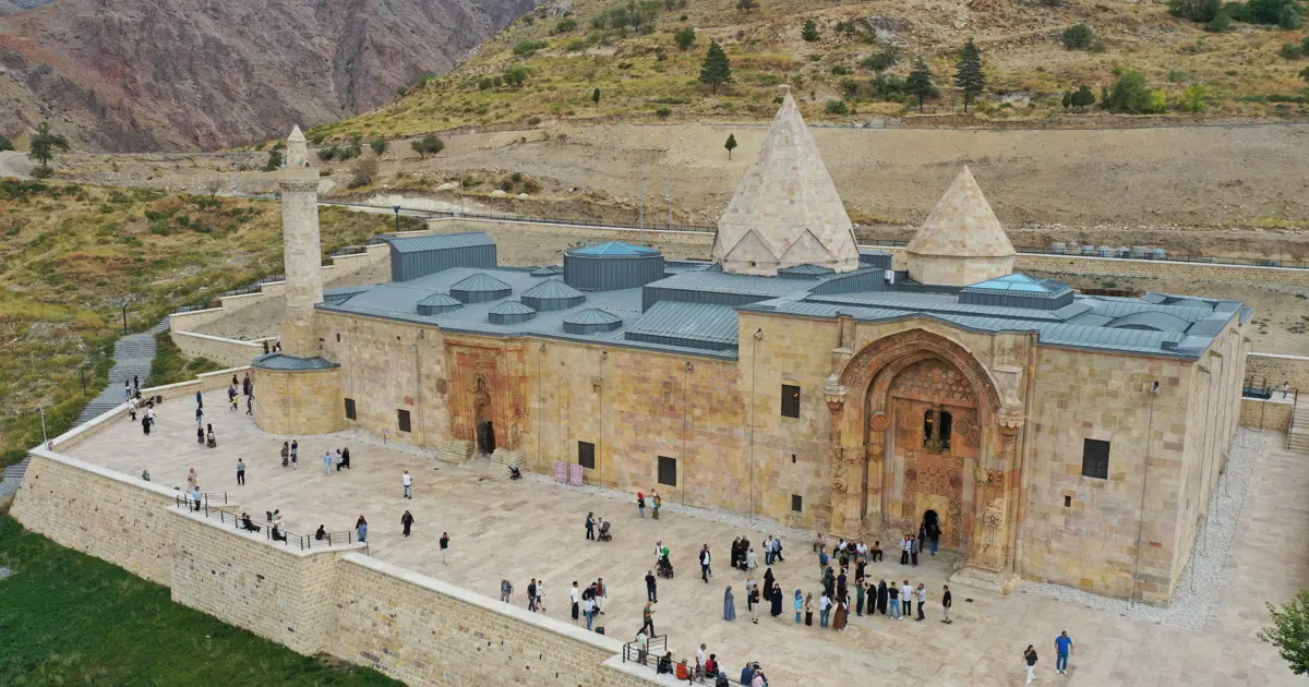 "Görmeden ölmeyin" deniyor. 798 yıllık tarihi yapı, taş işçiliğiyle dikkat çekiyor
