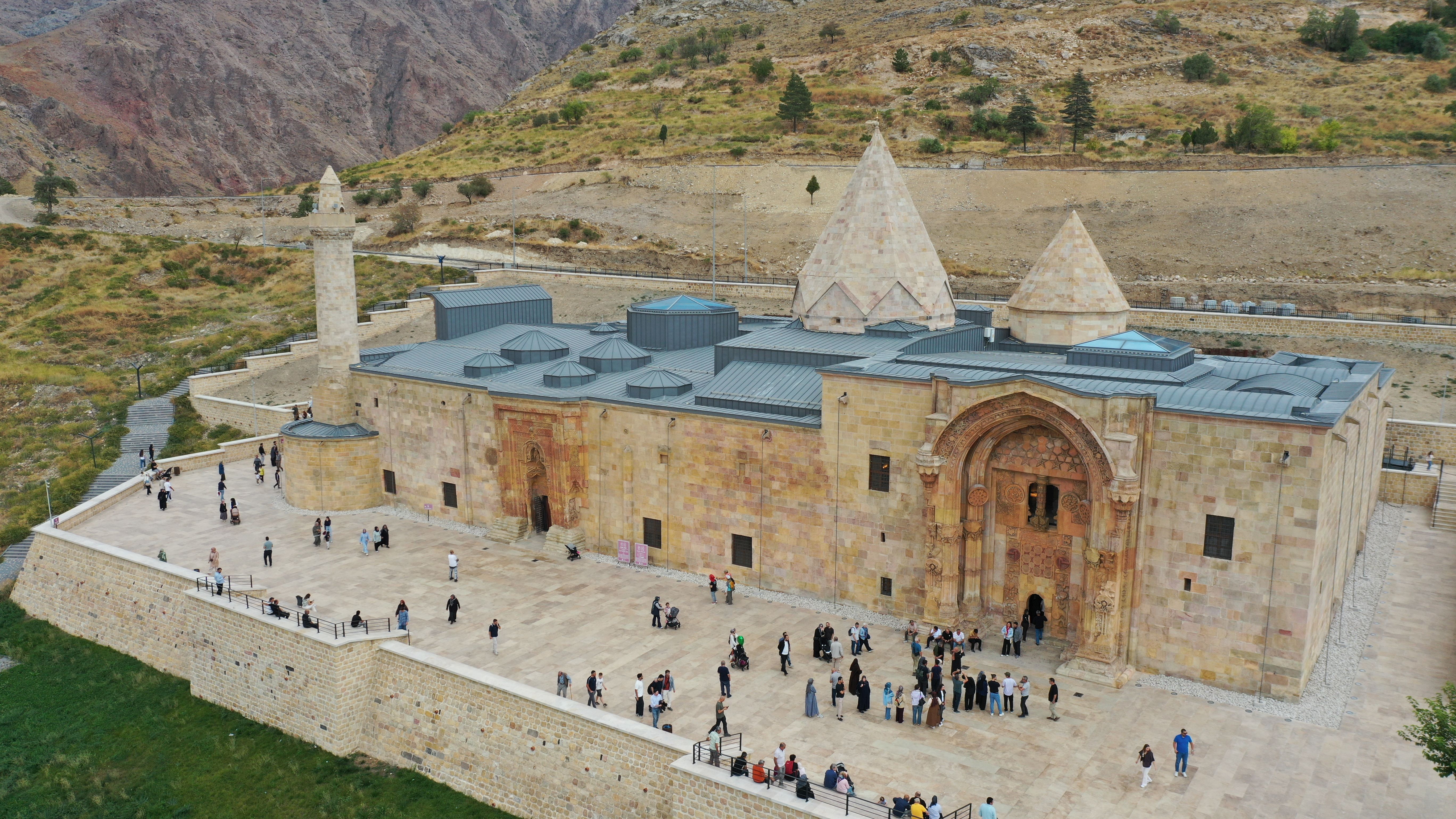 "Görmeden ölmeyin" deniyor. 798 yıllık tarihi yapı, taş işçiliğiyle dikkat çekiyor