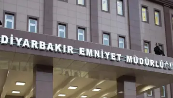 Diyarbakır İl Emniyet Müdürlüğü'ne el yapımı patlayıcı ile saldırı girişimi