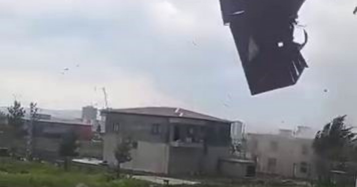 Kuvvetli rüzgar evin çatısını uçurdu