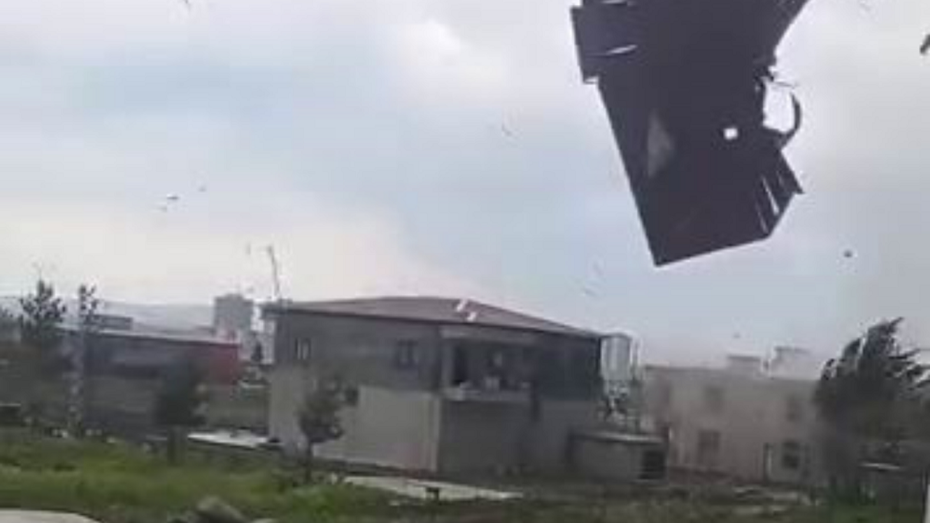 Kuvvetli rüzgar evin çatısını uçurdu