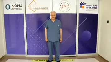 Aynı anda 16 ameliyat. Dünyanın ilk 8’li çapraz karaciğer nakli Malatya’da yapıldı