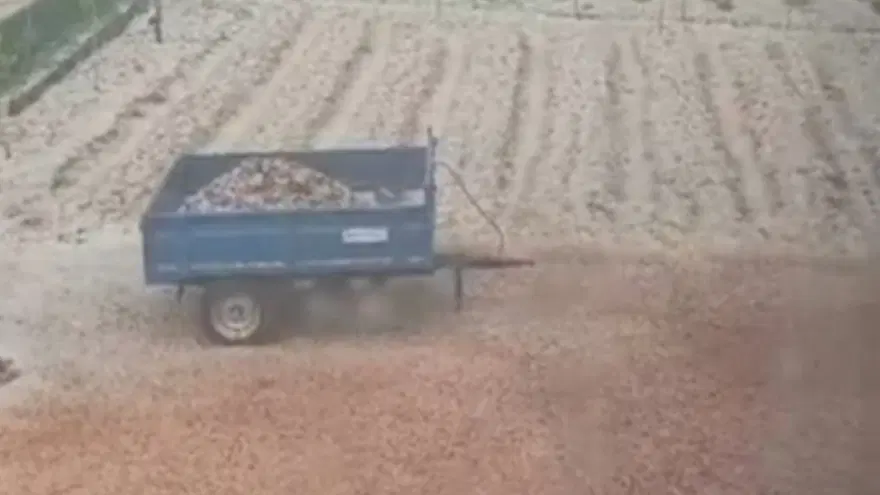 Dakikalar içinde ilçe beyaza büründü. Ceviz büyüklüğündeki dolu camları kıracaktı Dakikalar içinde ilçe beyaza büründü. Ceviz büyüklüğündeki dolu camları kıracaktı