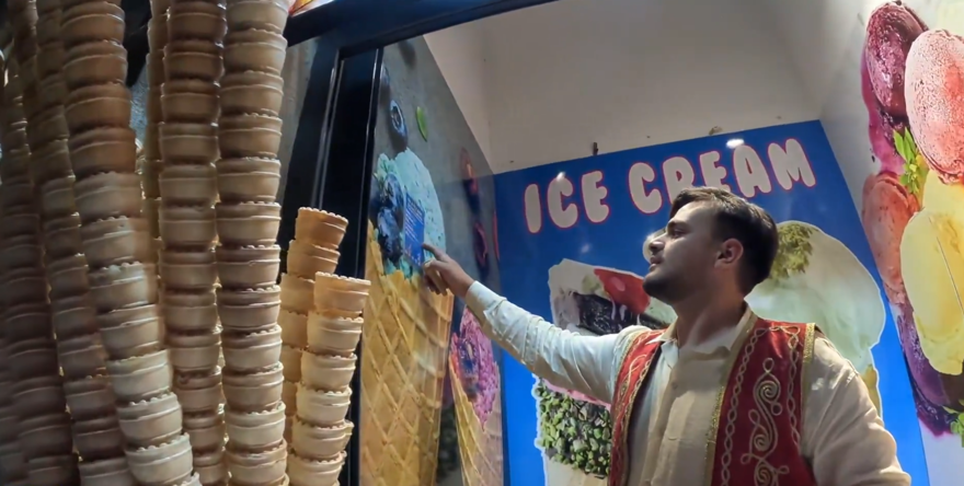 Dondurma gösterisi turisti isyan ettirdi, "50 lira yerine 300 lira aldılar" dedi.  5