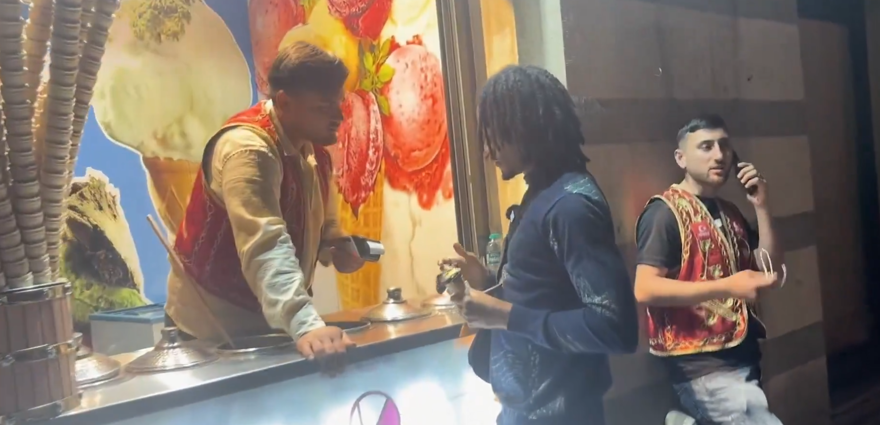 Dondurma gösterisi turisti isyan ettirdi, "50 lira yerine 300 lira aldılar" dedi.  3