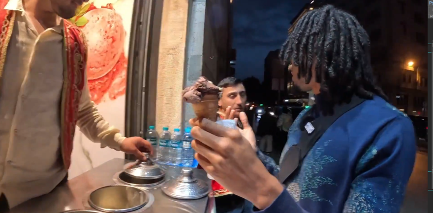 Dondurma gösterisi turisti isyan ettirdi, "50 lira seçenek 300 lira aldılar" dedi.  1