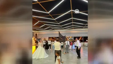 Düğün töreninde ilginç anlar: Gelin ve damat voleybol oynadı