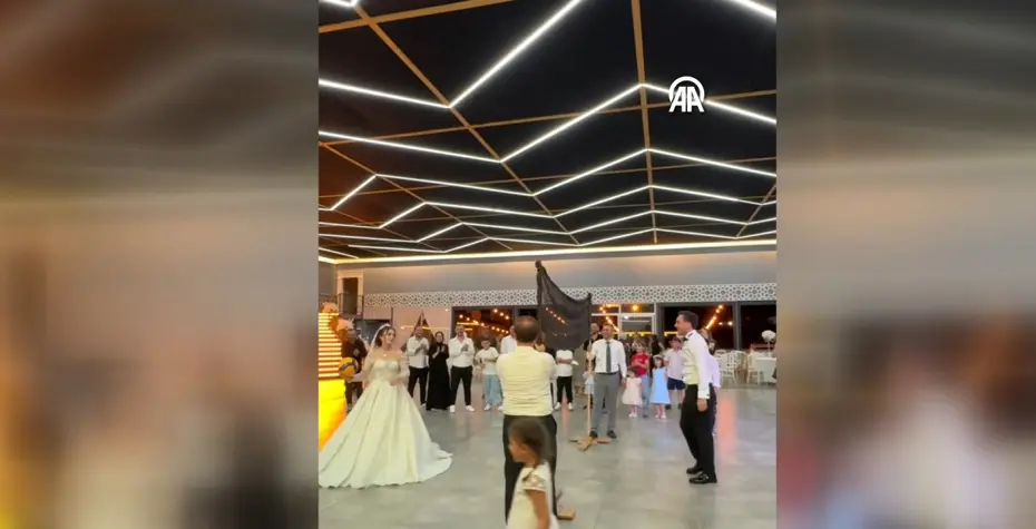 Düğün töreninde ilginç anlar: Gelin ve damat voleybol oynadı