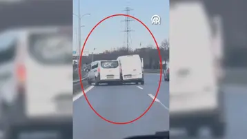 Trafikte münazara kazayla neticelandı. O anlar kamerada