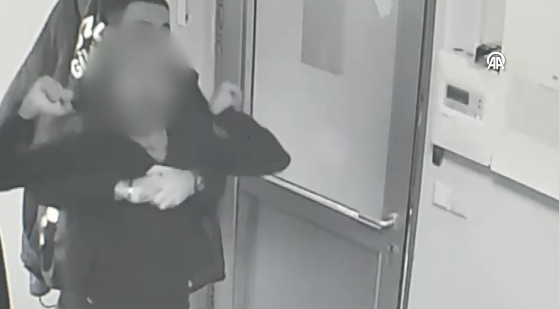 Boğulmak üzereydi! Arkadaşını Heimlich manevrasıyla kurtardı