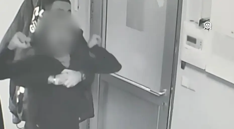 Boğulmak üzereydi! Arkadaşını Heimlich manevrasıyla kurtardı