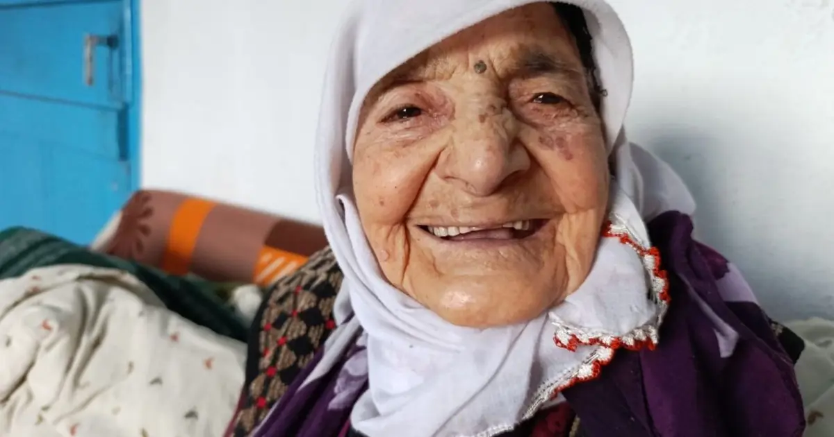 106 yaşındaki Dudu ninenin uzun yaşam sırrı. Vahdettin döneminde doğdu, tüm cumhurbaşkanlarına tanıklık etti