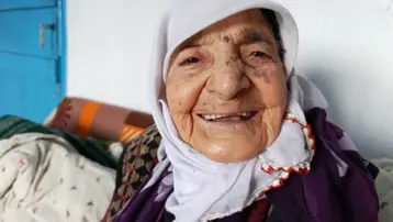 106 yaşındaki Dudu ninenin uzun yaşam sırrı. Vahdettin döneminde doğdu, tüm cumhurbaşkanlarına tanıklık etti