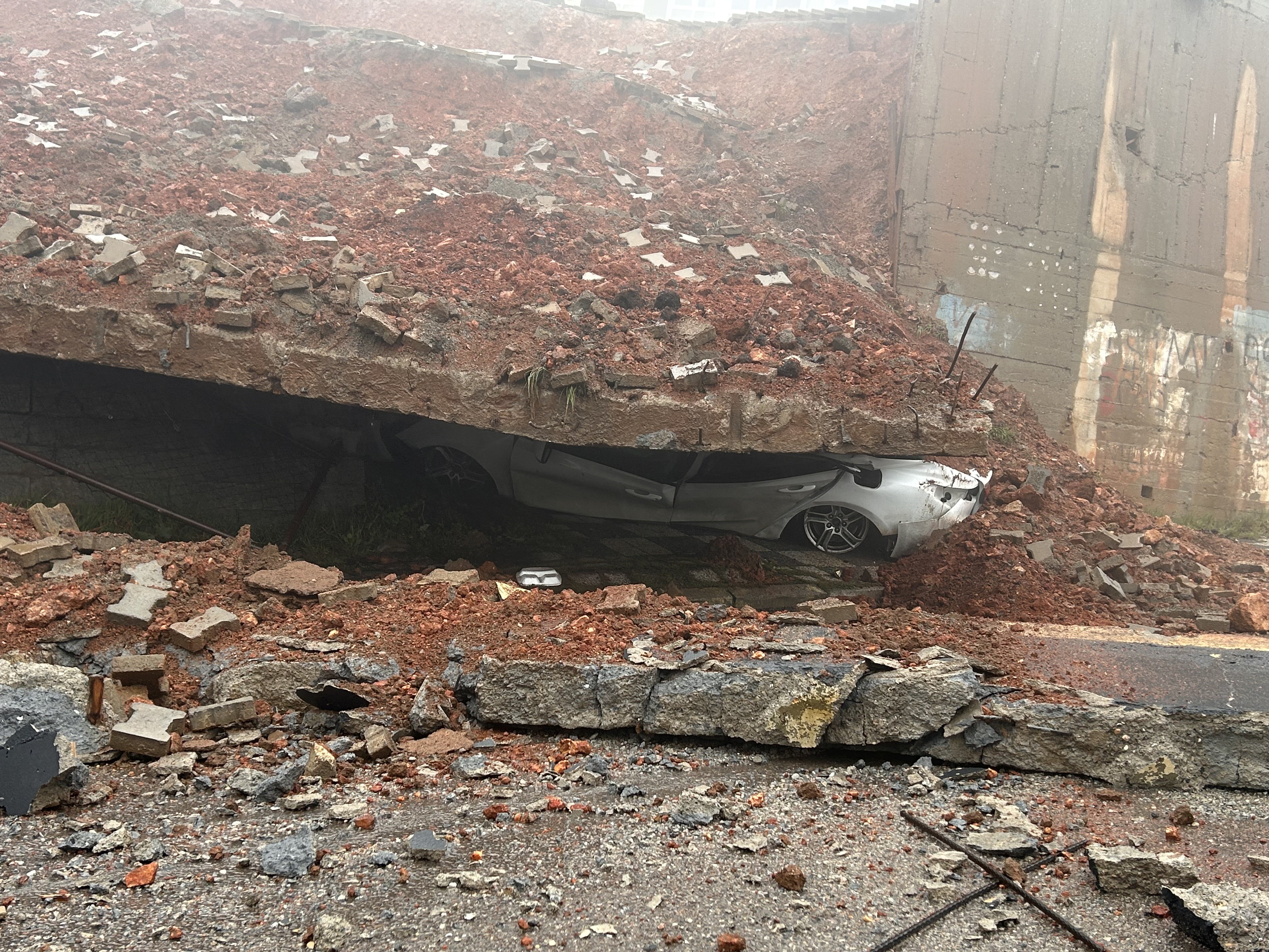 Maltepe'de okulun istinat duvarı çöktü. Park halindeki araç ezildi