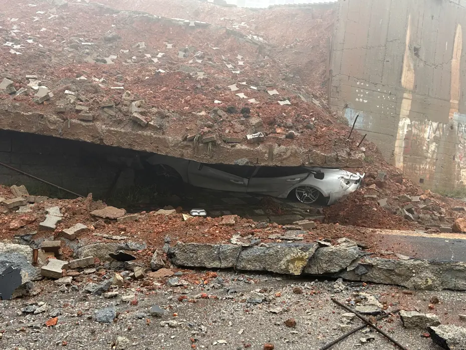 Maltepe'de okulun istinat duvarı çöktü. Park halindeki araç ezildi