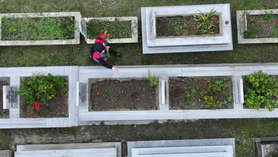 Düzce Depremi'nde hayatını kaybedenler mezarları başında anıldı