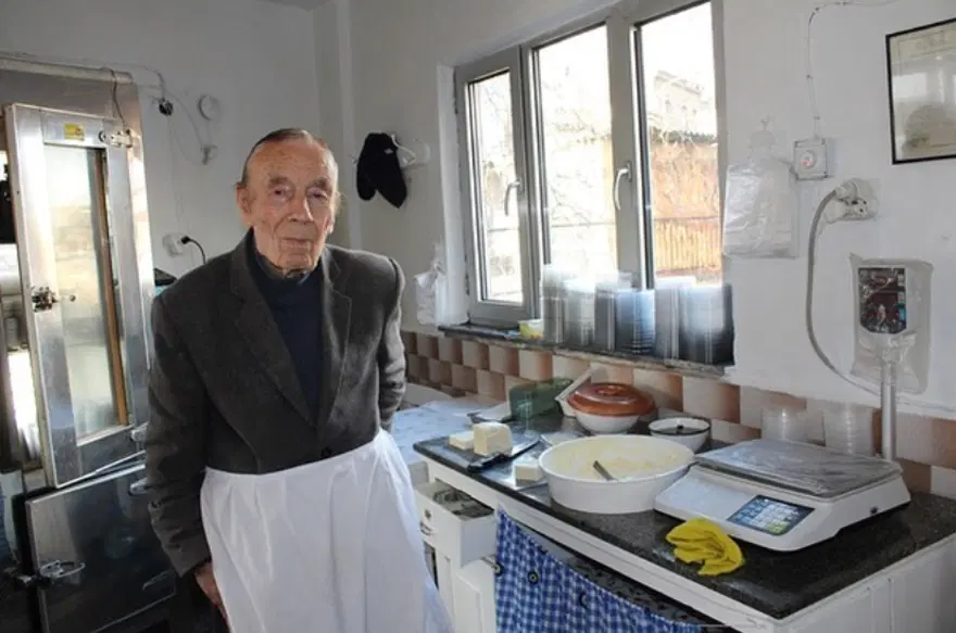 Bergama'nın efsane kahvaltıcısı. Eşref Amca dükkanını kapatıyor mu? 3 Bergama'nın efsane kahvaltıcısı. Eşref Amca dükkanını kapatıyor mu? 3