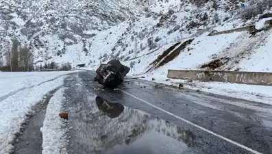 Van'da facia ucuz atlatıldı: Yamaçtan kopan dev kayalar yola düştü