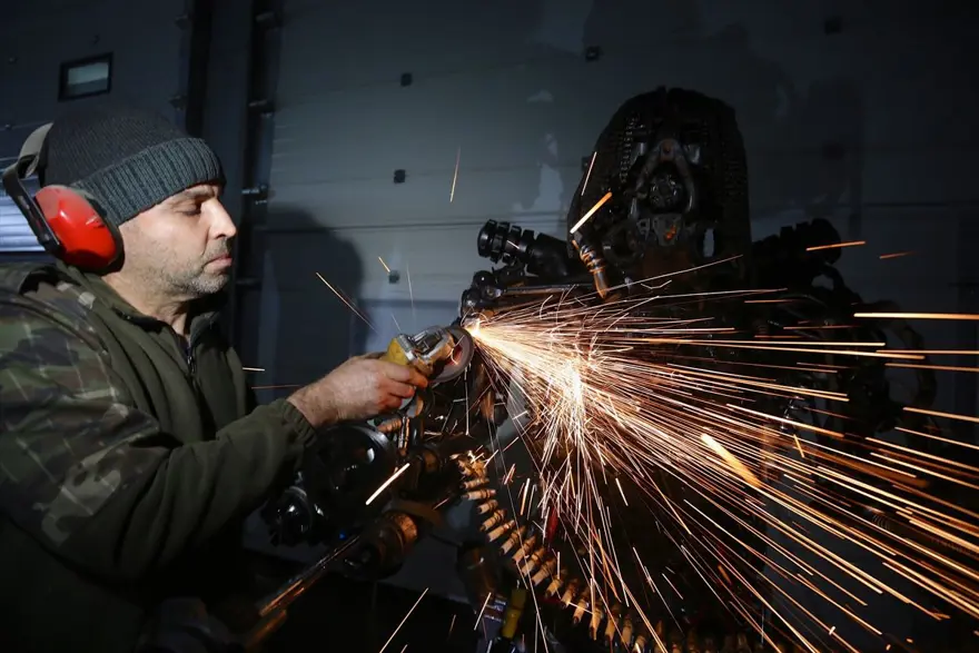 Atık araç malzemeleri motor ustasının elinde sanat eserine dönüşüyor 5
